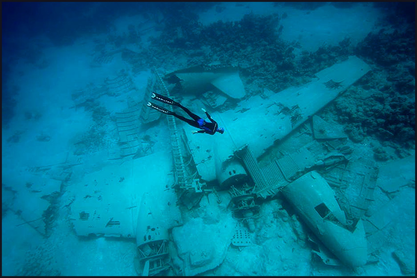 DC-3 submerged for 'film 'Into the Blue' at the Bahamas