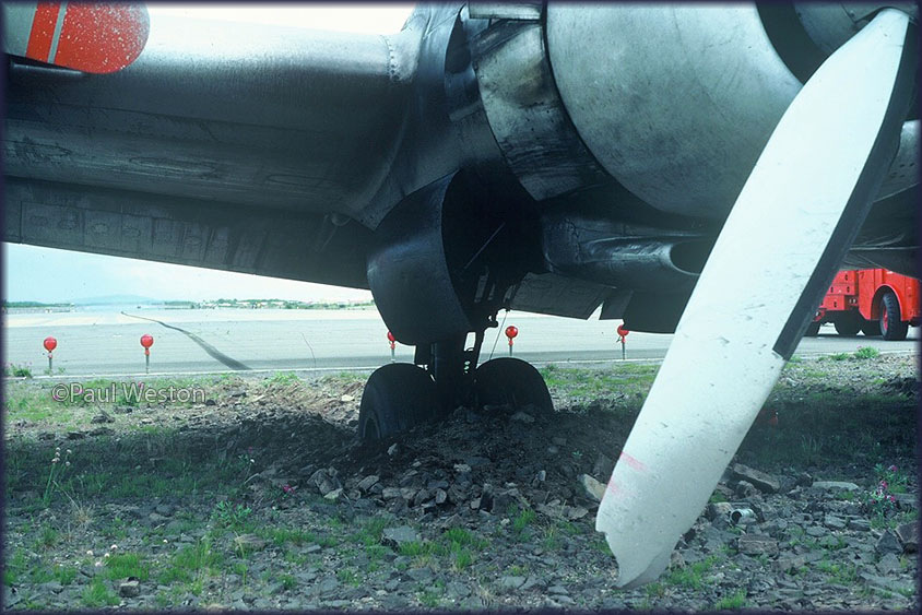 DC-7 N284 runway overrun