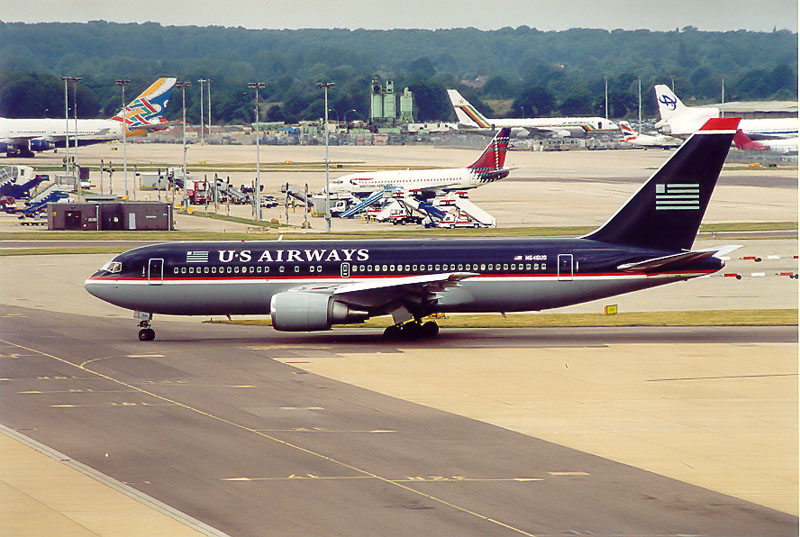 N646US at LGW 2000